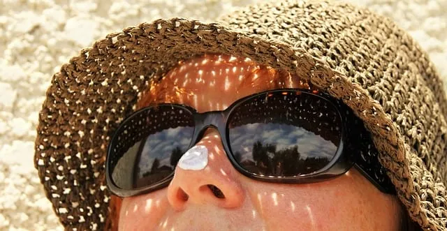 sunblock 1471393 640 zonnebrandcreme neus zonnehoedje zonnebril