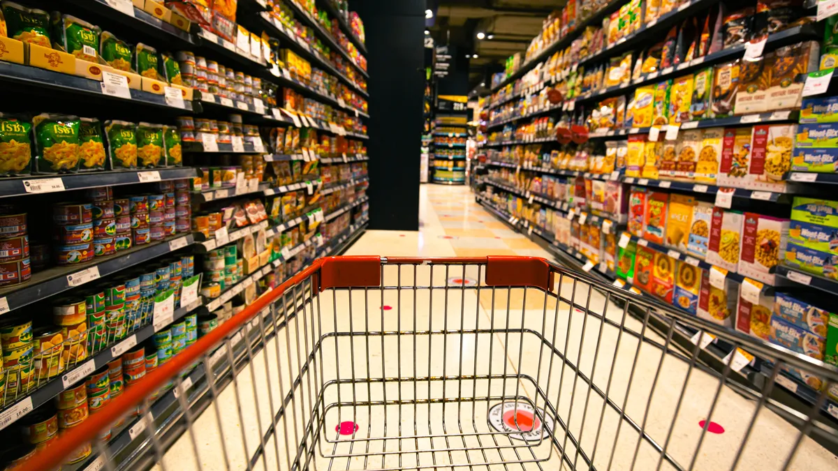 supermarktgang en winkelkarretje