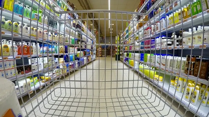 supermarktgang gezien door winkelkarretje