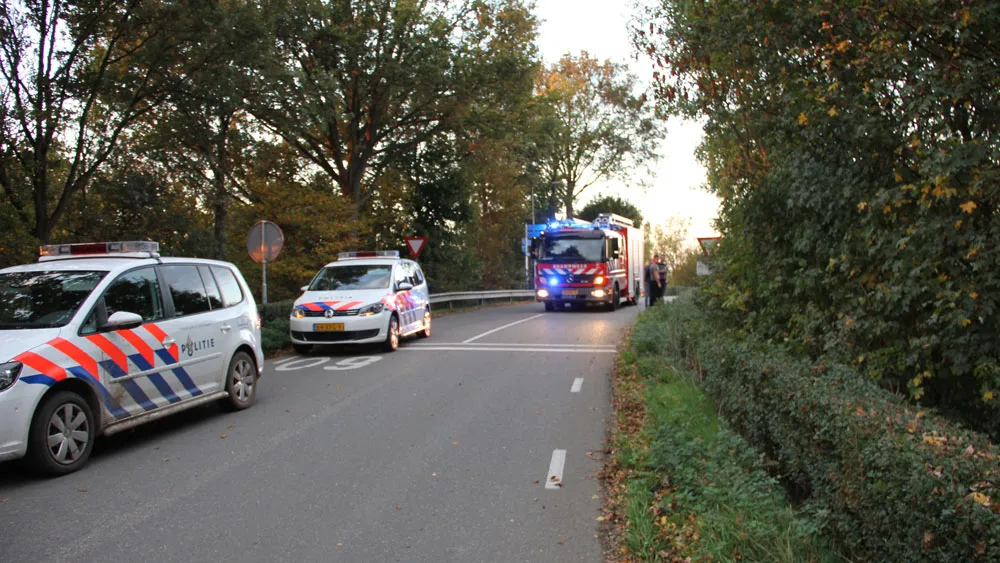 t2x0o9pjt3u0pr44cmbkpbk2i auto van talud bij kanaal bij illikhoven