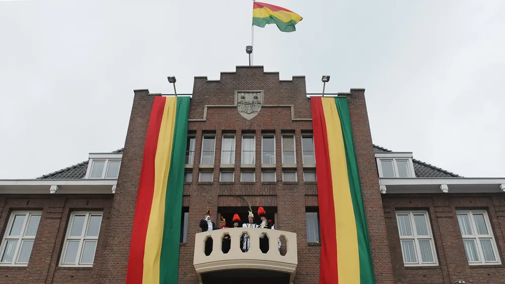 t5yksm06arcp11vjcjn66o752 sleuteloverdracht02 geleen carnavalsmuseum