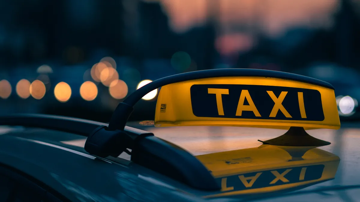 taxibord op dak taxi
