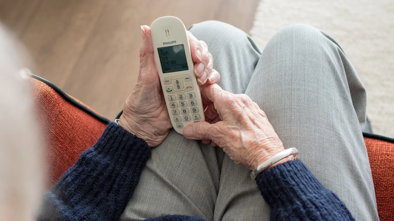 telefoneren cc0 sabine van erp via pixabay