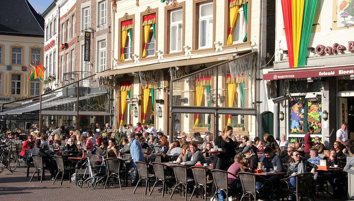 temperatuurrecord op 15 februari 2017 terrassen markt in de zon bij 17 graden