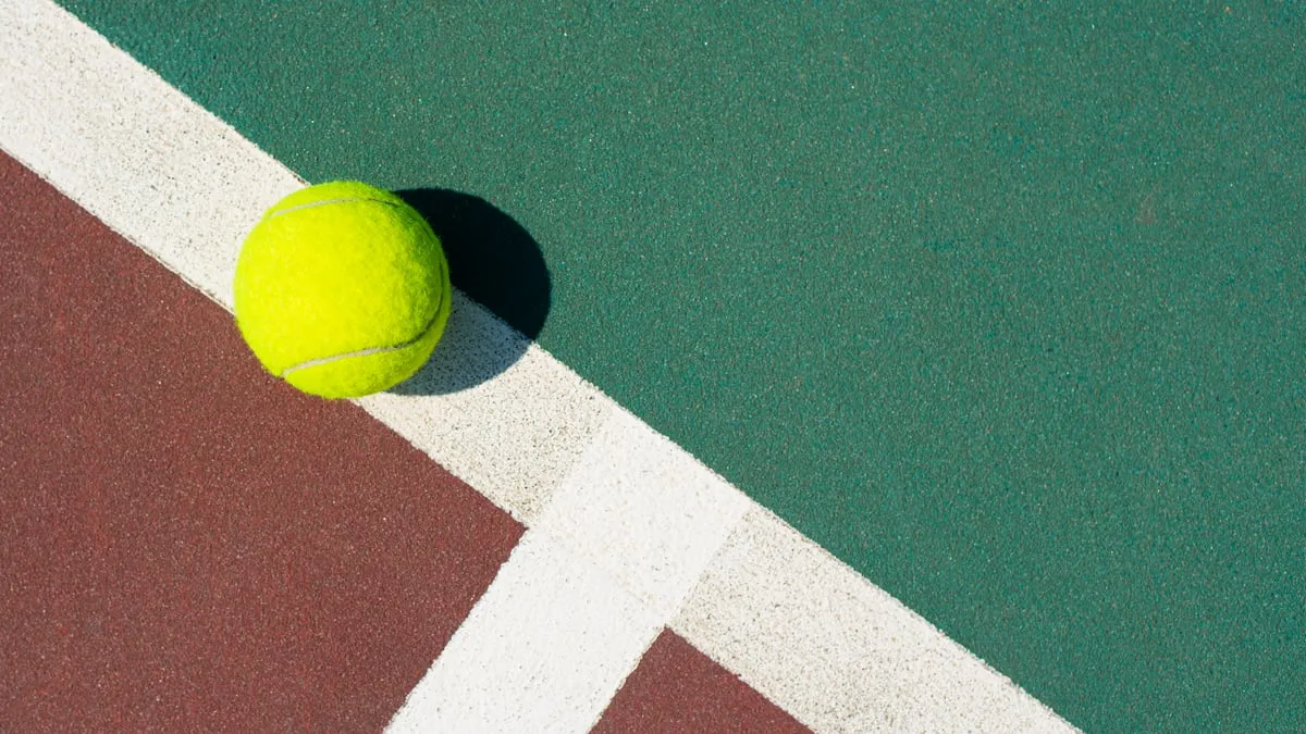 tennisbal op hard cout baan