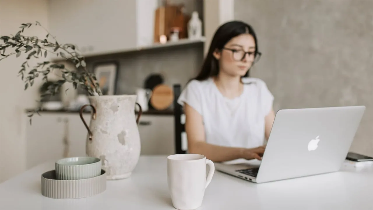 thuiswerken vrouw laptop