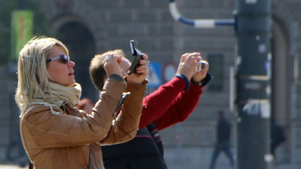 toeristen maken foto met smartphone