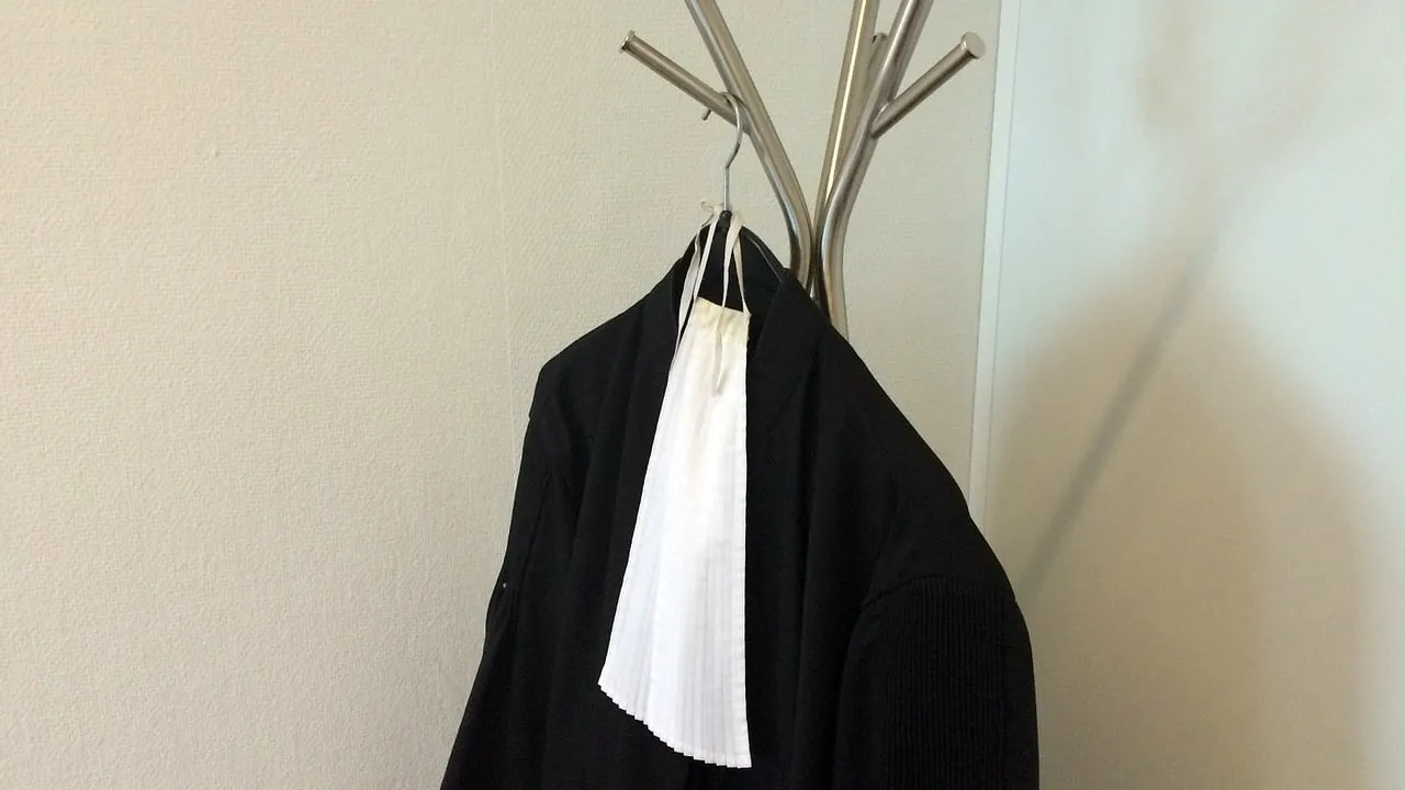 toga advocaat gown 655355 1280