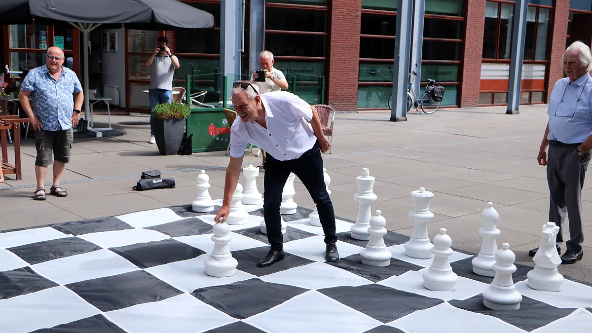 ton raven opent buitenschaak