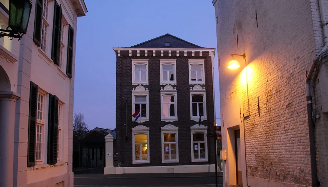 toon hermanshuis vanaf dominicanenwal bij schermering