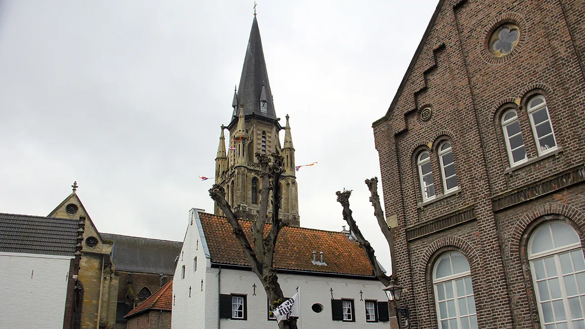 toren grote kerk achter kapittelhuis