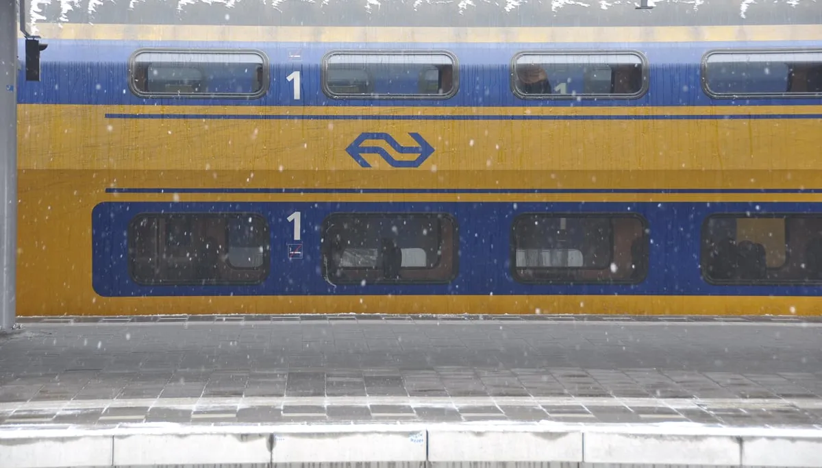 trein op perron sneeuw