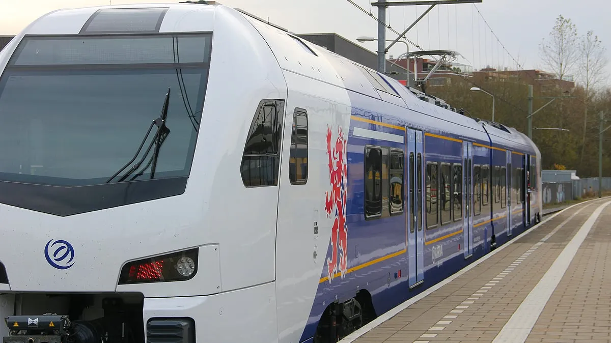 trein van arriva op station