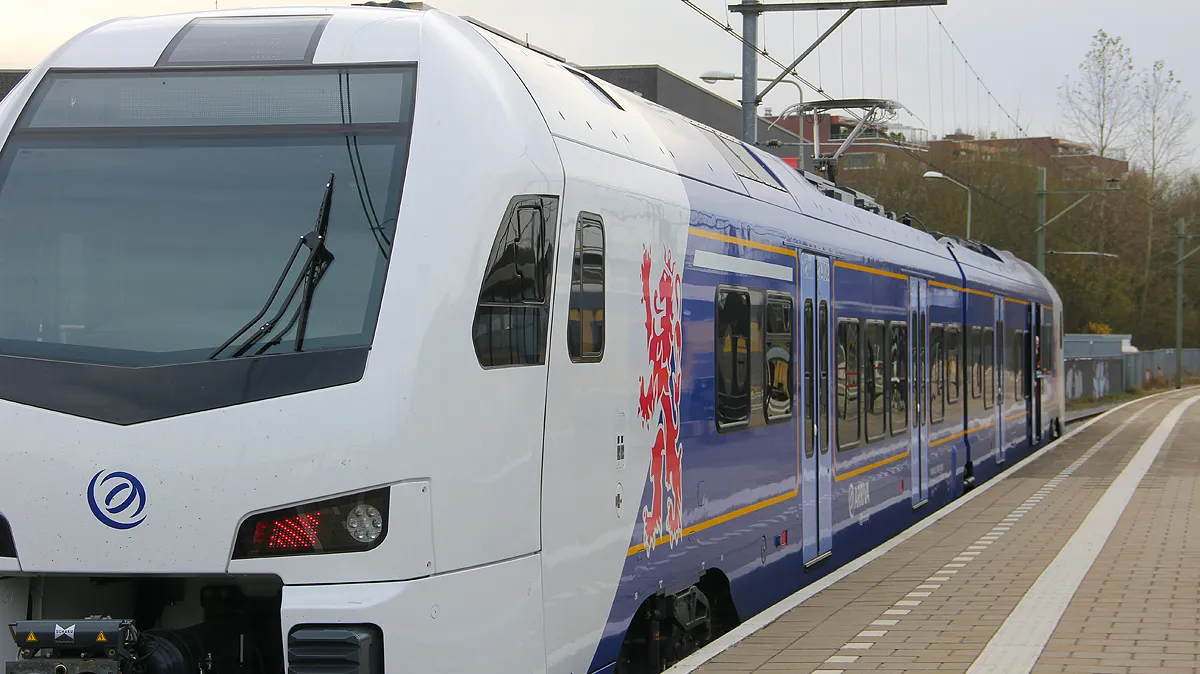 trein van arriva op station