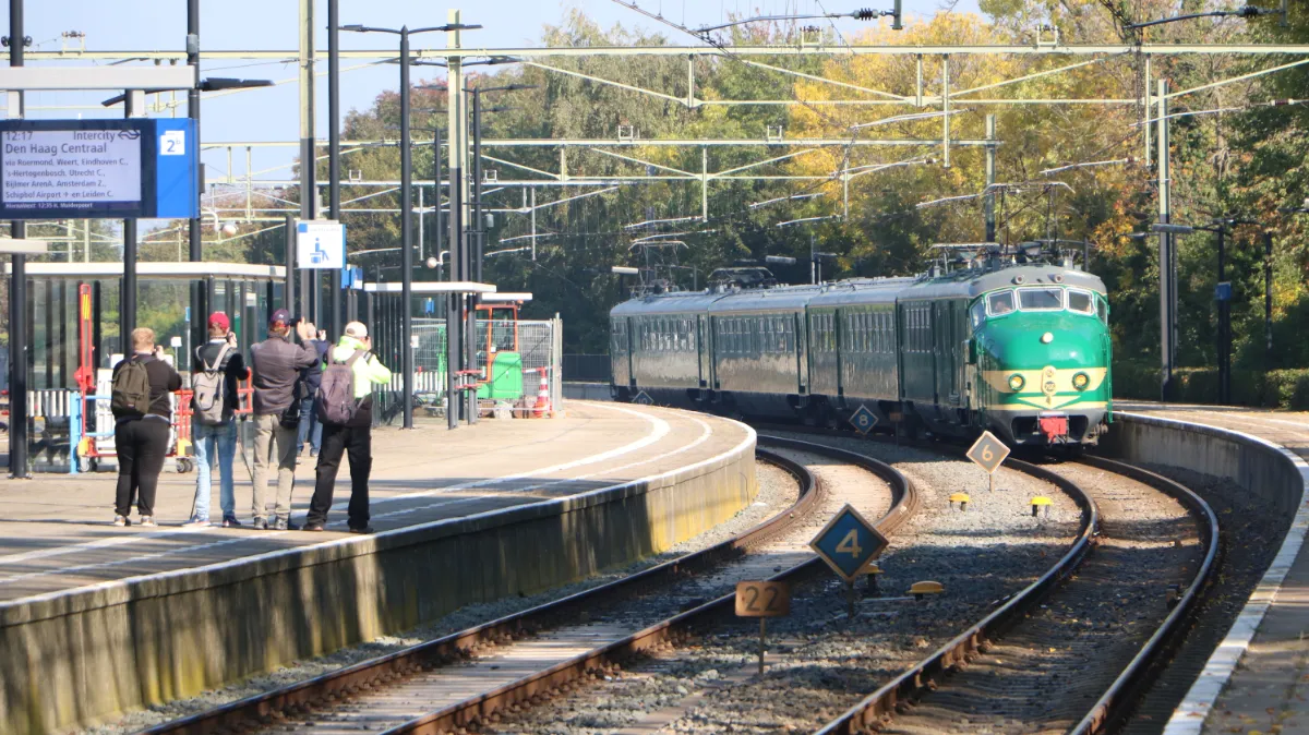 treinstel 766 rijdt station sittard binnen