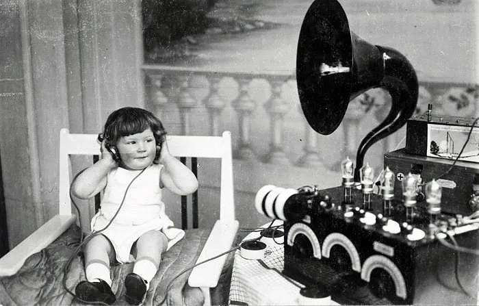 tropenmuseum kind luister naar radio tropenmuseum of the royal tropical institute kit cc by sa 30