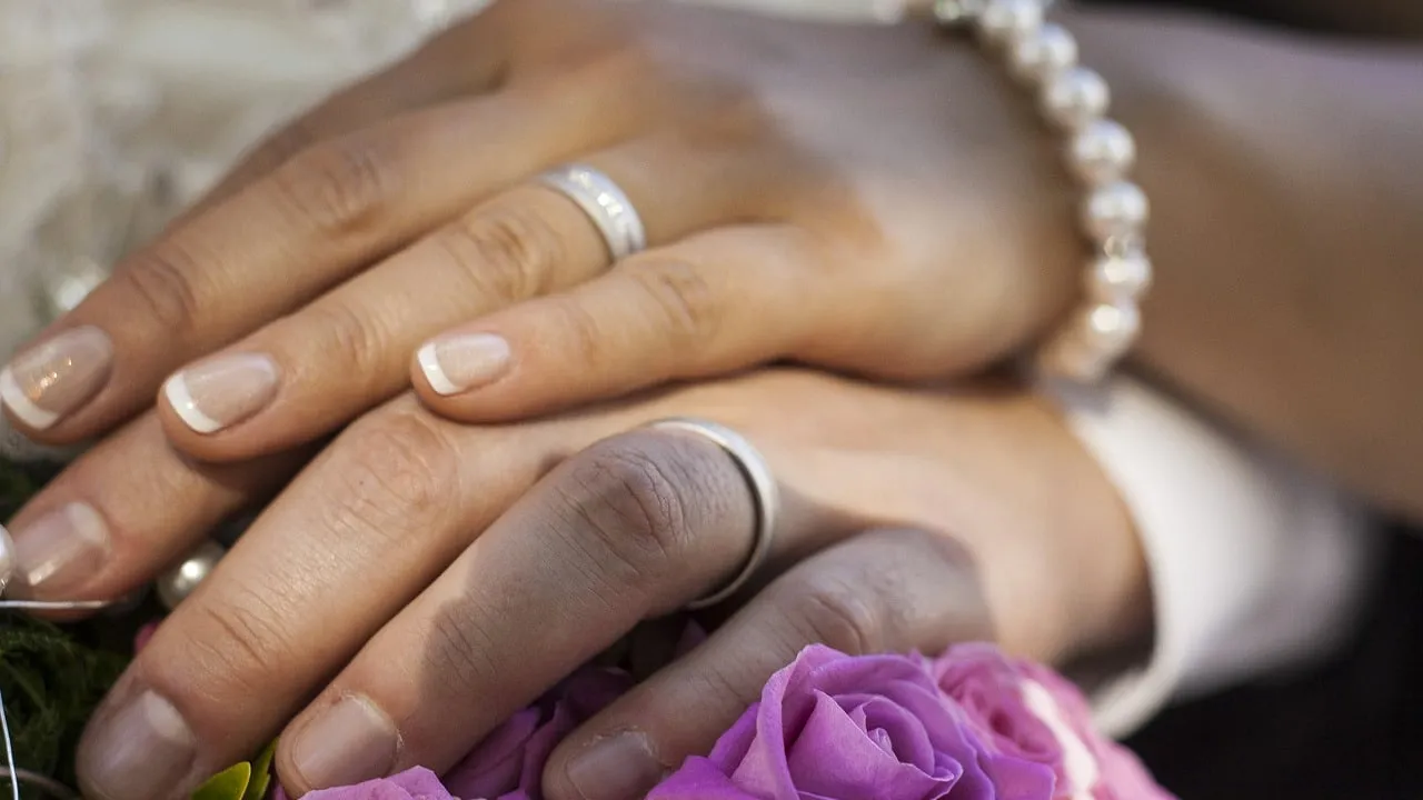 trouwen handen bruidspaar