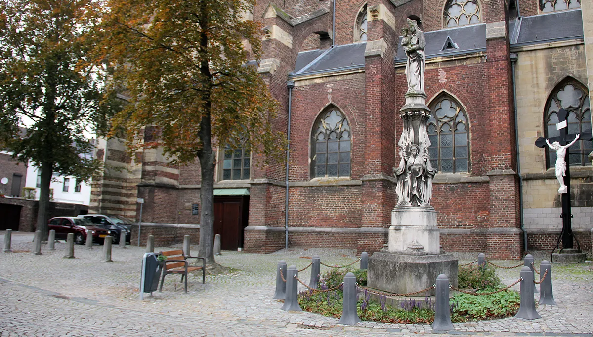 tuintje bedevaartzuil kerkplein