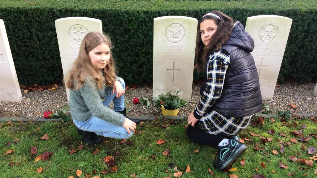 twee koorleden bij het graf van john alexander devine