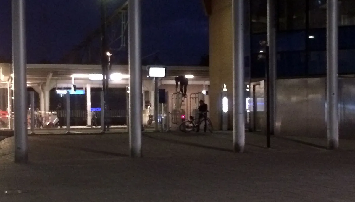 twee man met fiets over ov poortje station sittard