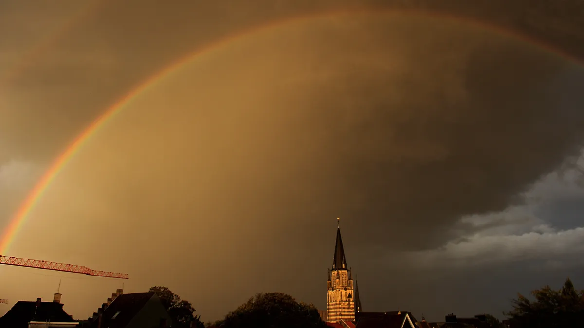 v3y233o0g23h4fxvklq6oa4as herfst regenboog boven grote kerk sittard oktober 2014