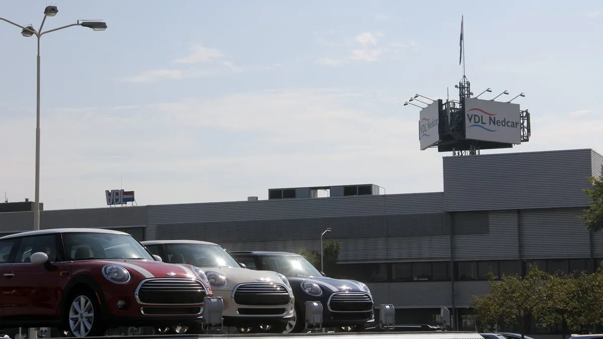vdl nedcar vlag in top en drie minis voor de deur