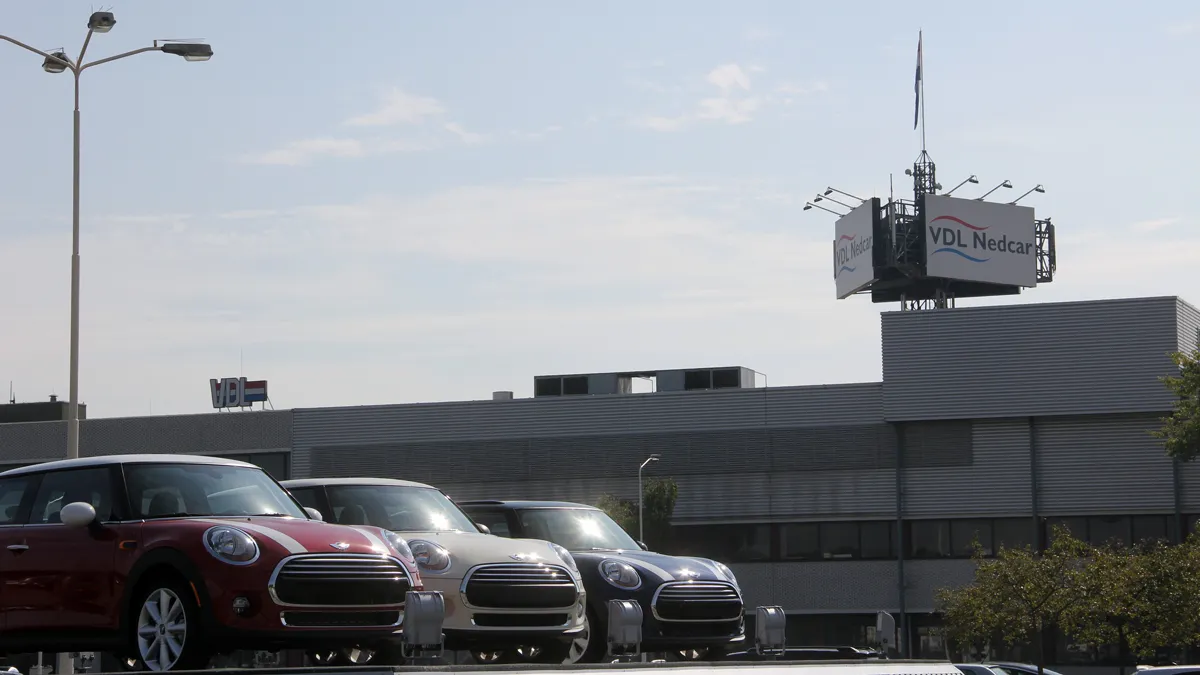 vdl nedcar vlag in top en drie minis voor de deur