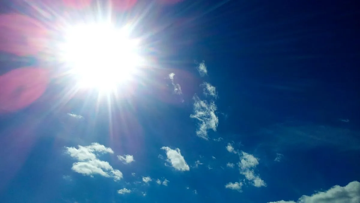 veel zon zonnig blauwe hemel kleine wolken