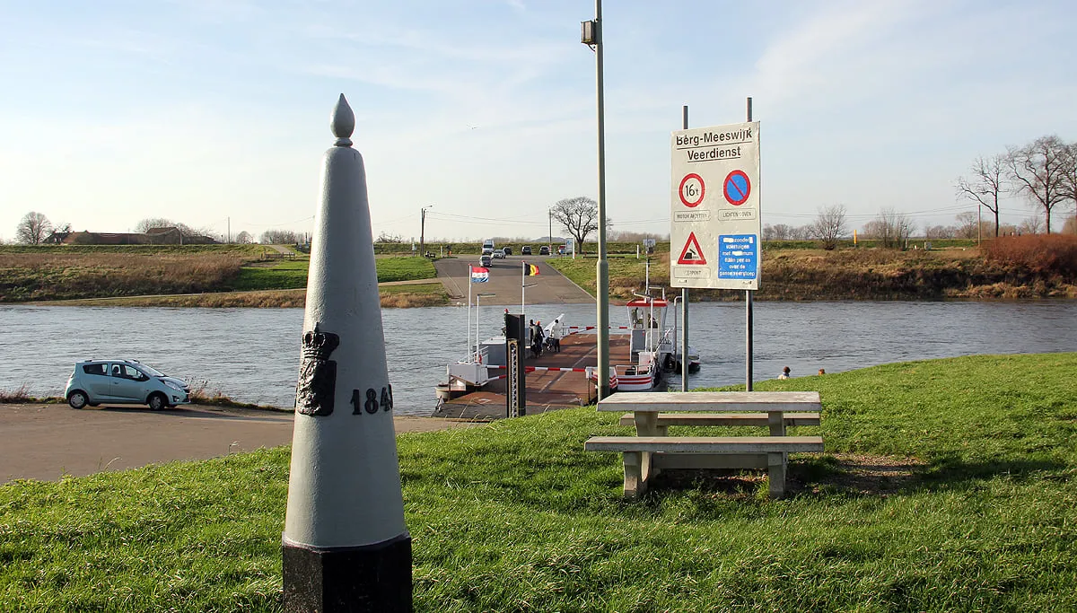veer berg aan de maas met grenspaal december 2015