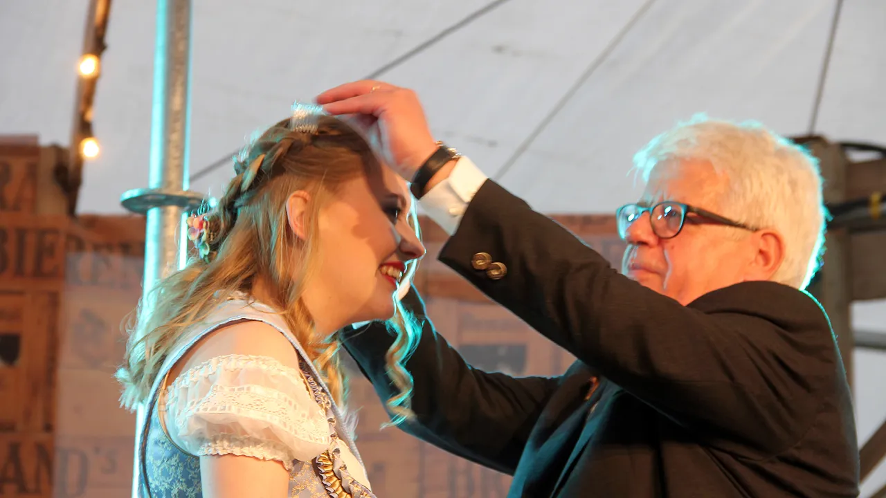 veerle smets gekroond tot miss oktoberfeest