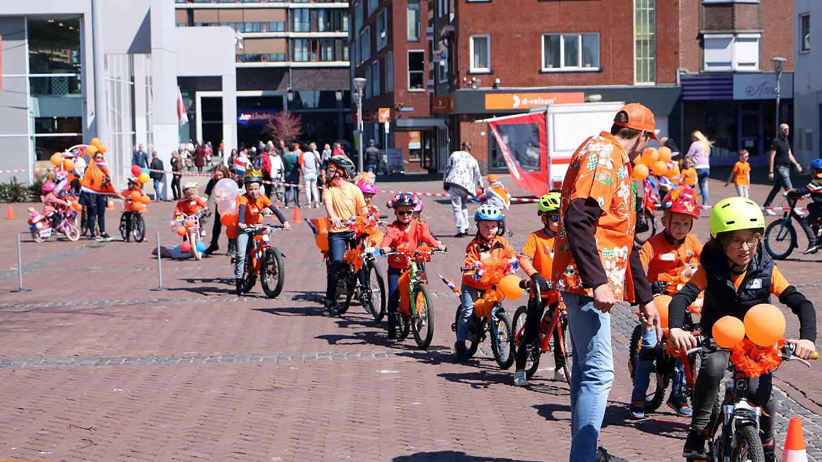 versierde fietsen koningsdag geleen 1