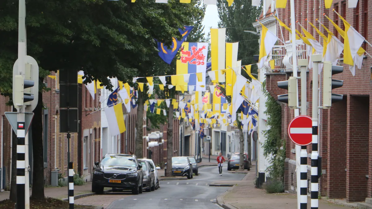 versierde putstraat vooravond rosaprocessie 2021
