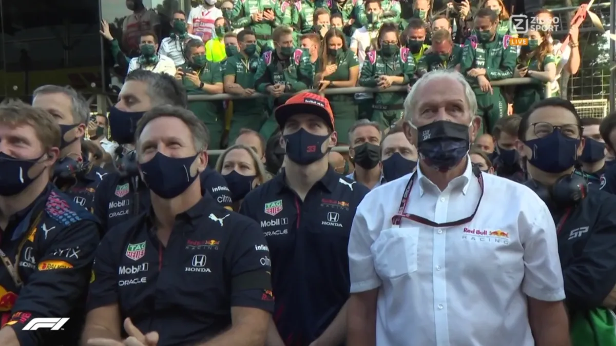 verstappen tijdens huldiging teamgenoot sergio perez