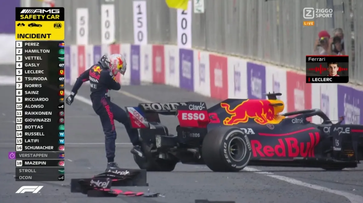 verstappen trapt gefrustreerd tegen geplofte linkerachterband