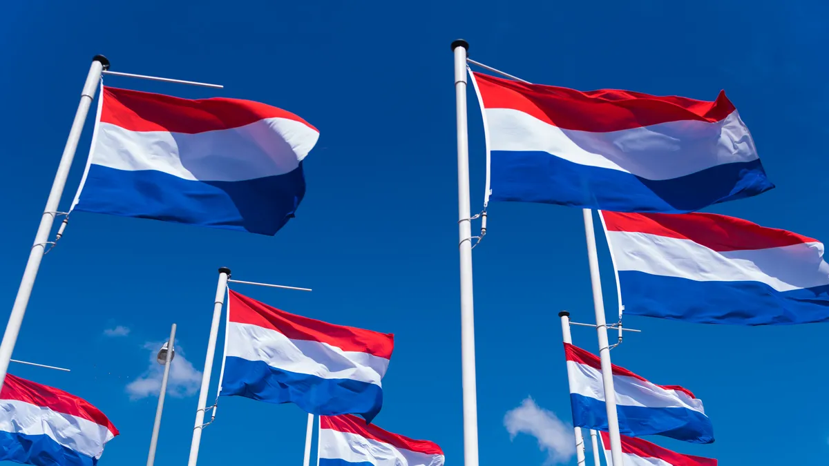 vlaggen aan vlaggenmasten