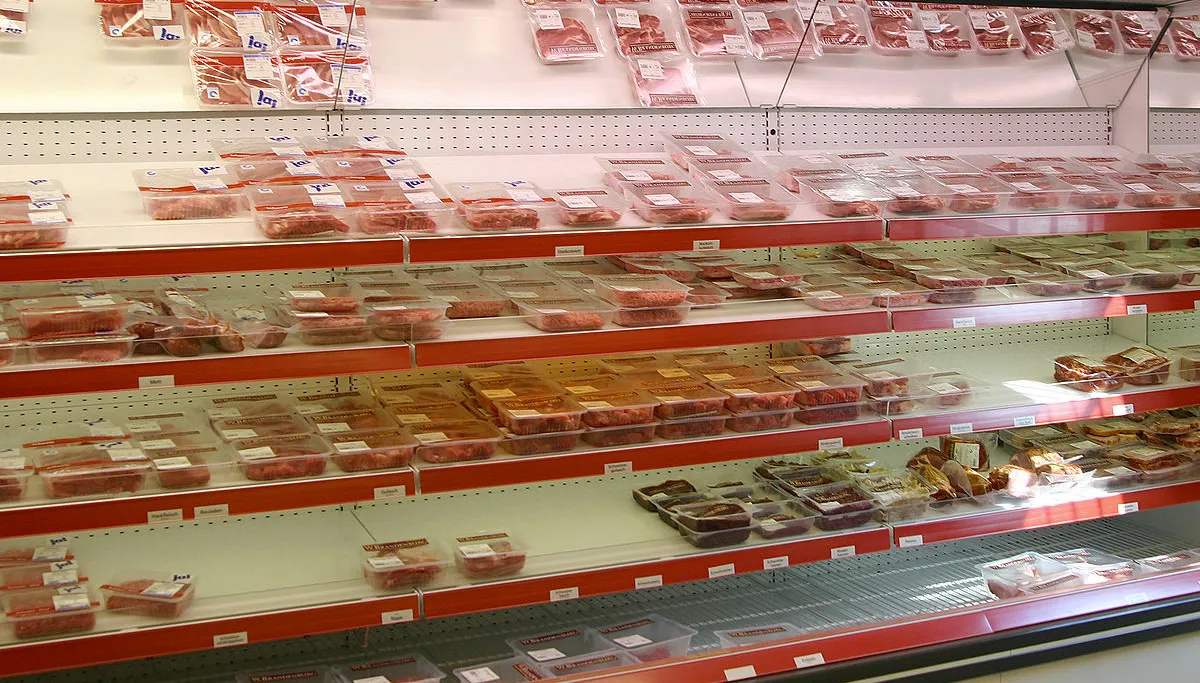 vlees in de supermarkt ralf roletschek user marcela cc by sa 3 via wikimedia commons
