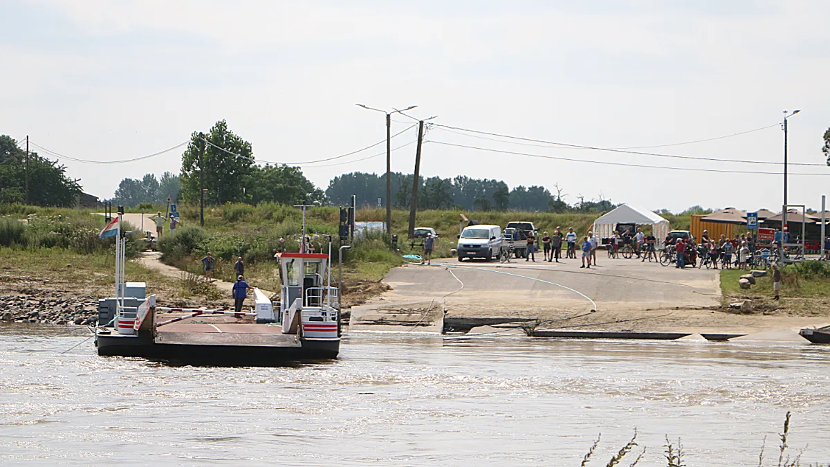vlotgetrokken veerpont en zwaarbeschadigde veerstoep