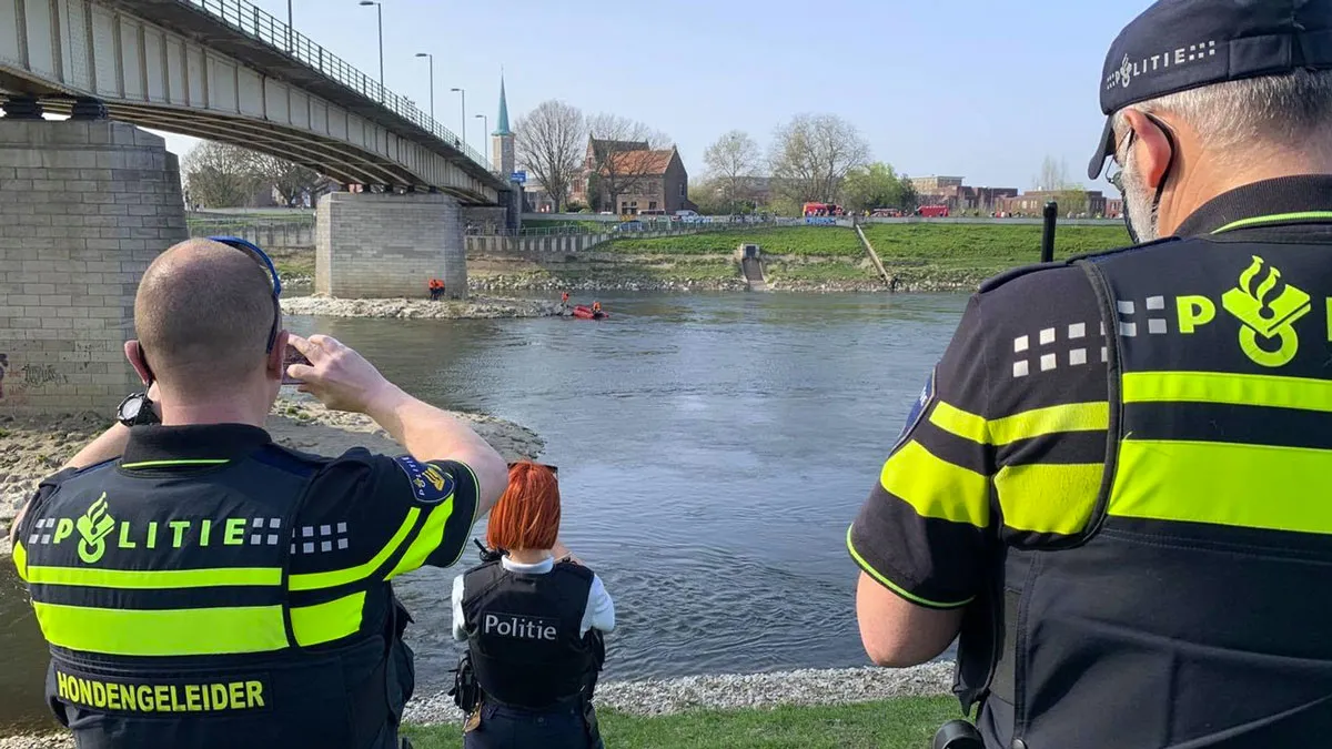 vluchter uit maas gehaald