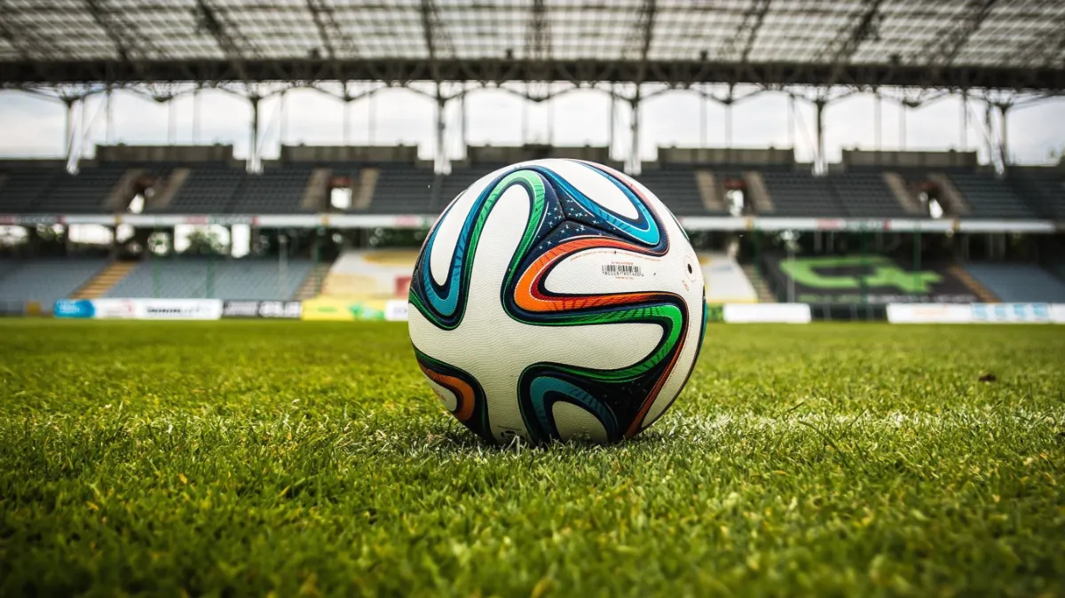 voetbal op middenstip in leeg stadion cc0 pixnio