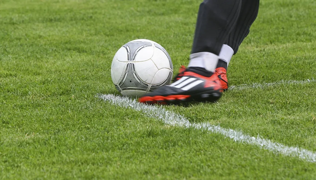 voetbal uittrap cc0 public domain via pixabay