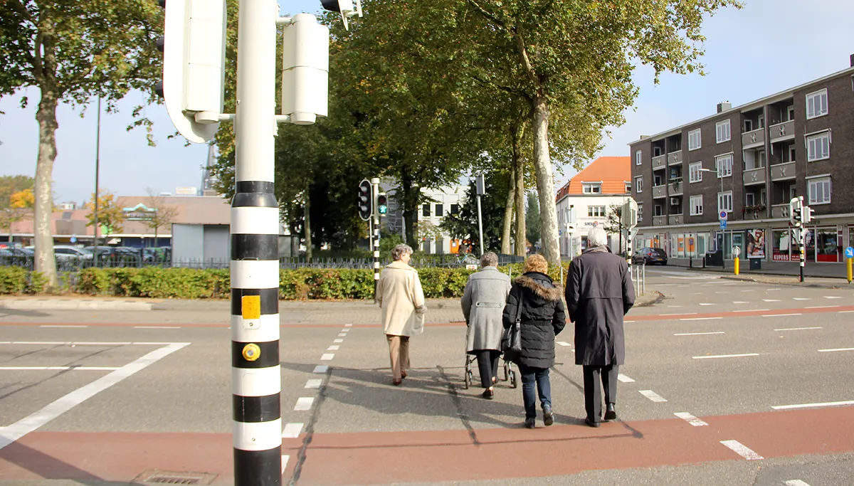 voetgangers steken over op kruispunt engelenkampstraat richting tempelplein