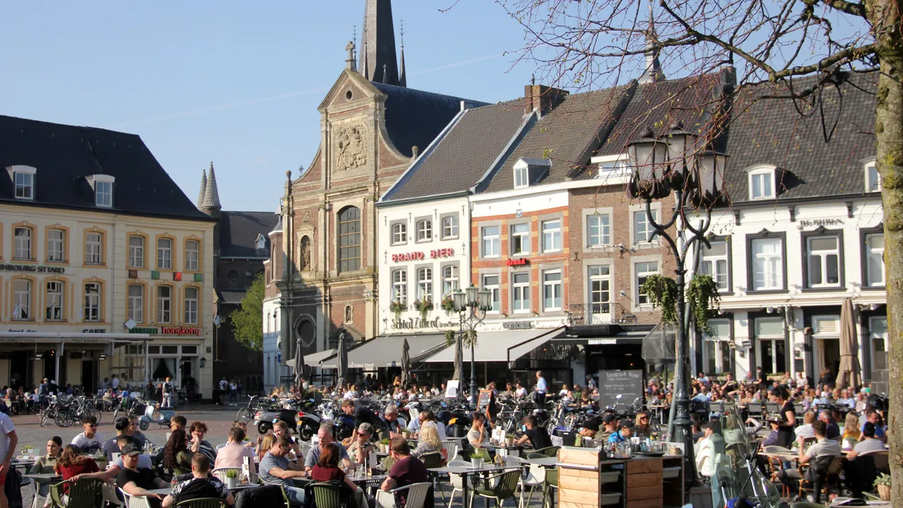 volle terrassen op eerste warme dag van het jaar 2019