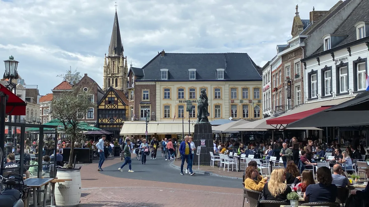 volle terrassen op sittardse markt