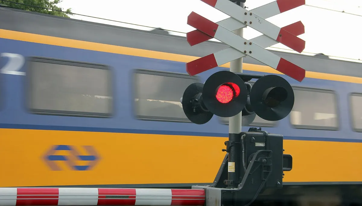 voorbijrazende trein spoorwegovergang rood licht