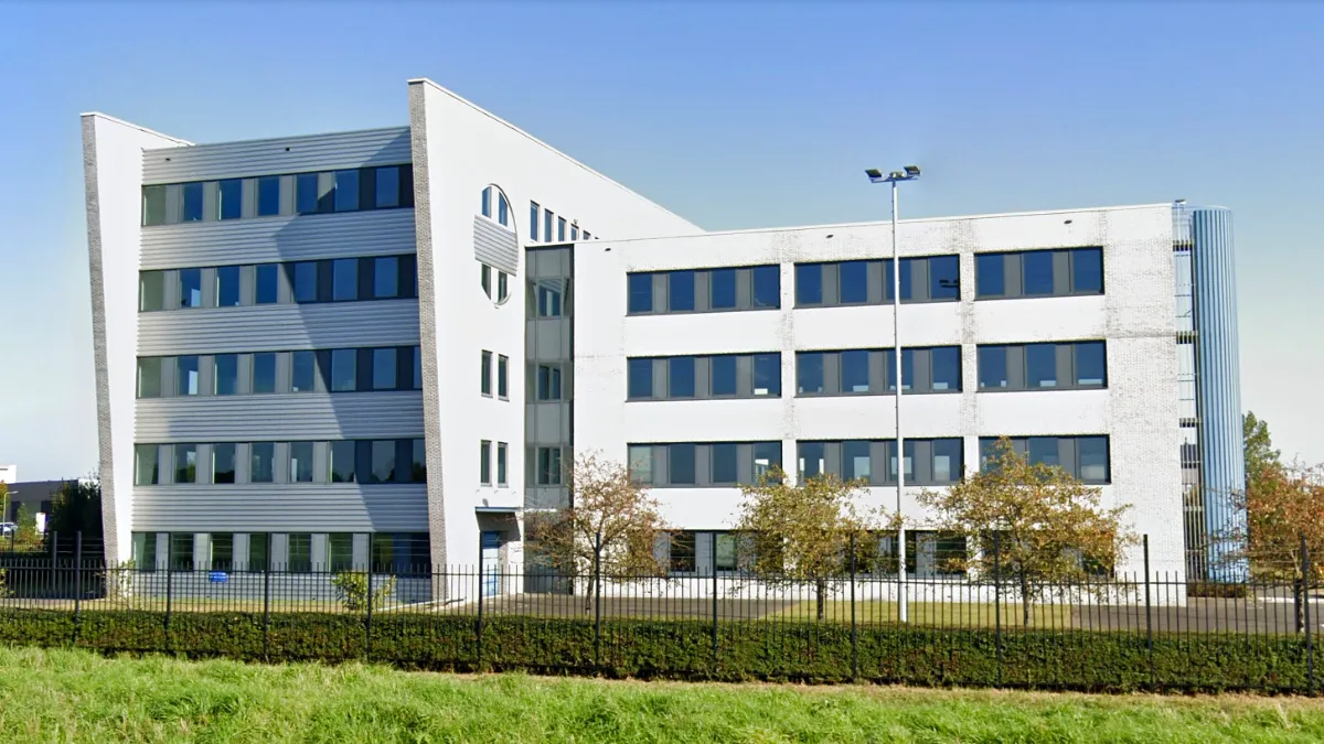 voormalig kpn gebouw bij vliegveld maastricht