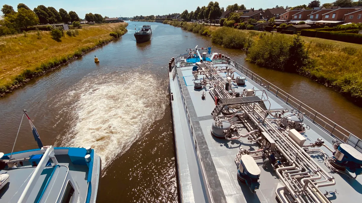 vrachtschepen op julianakanaal bij berg aan de maas 3