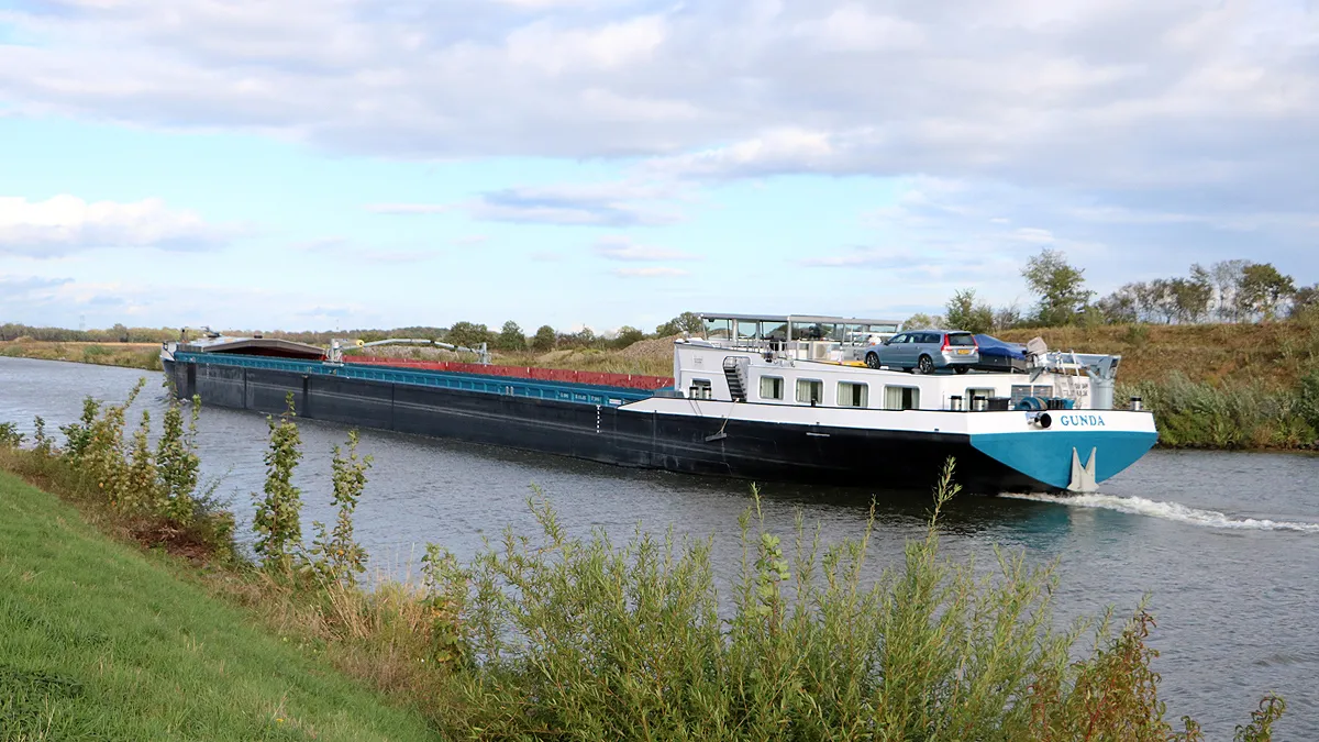 vrachtschip op julianakanaal berg aan de maas