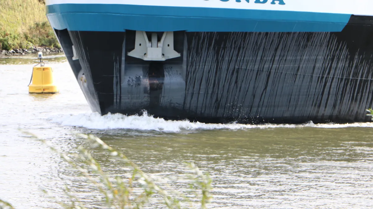 vrachtschip op julianakanaal bij urmond