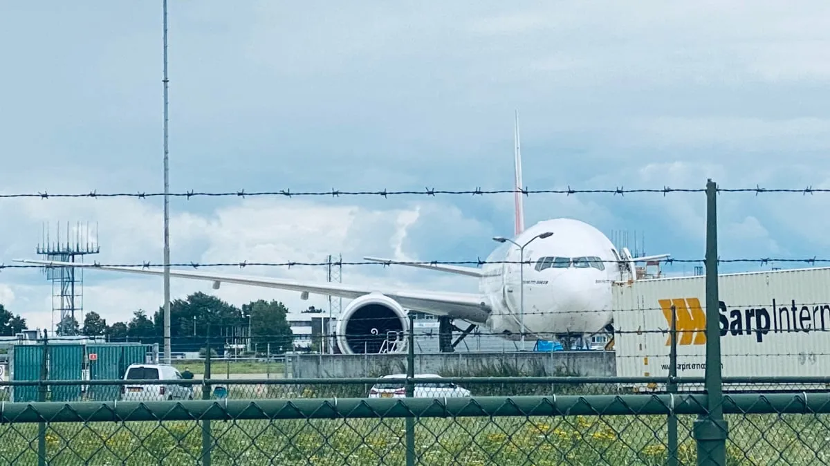 vrachtvliegtuig op platform vliegveld beek maa