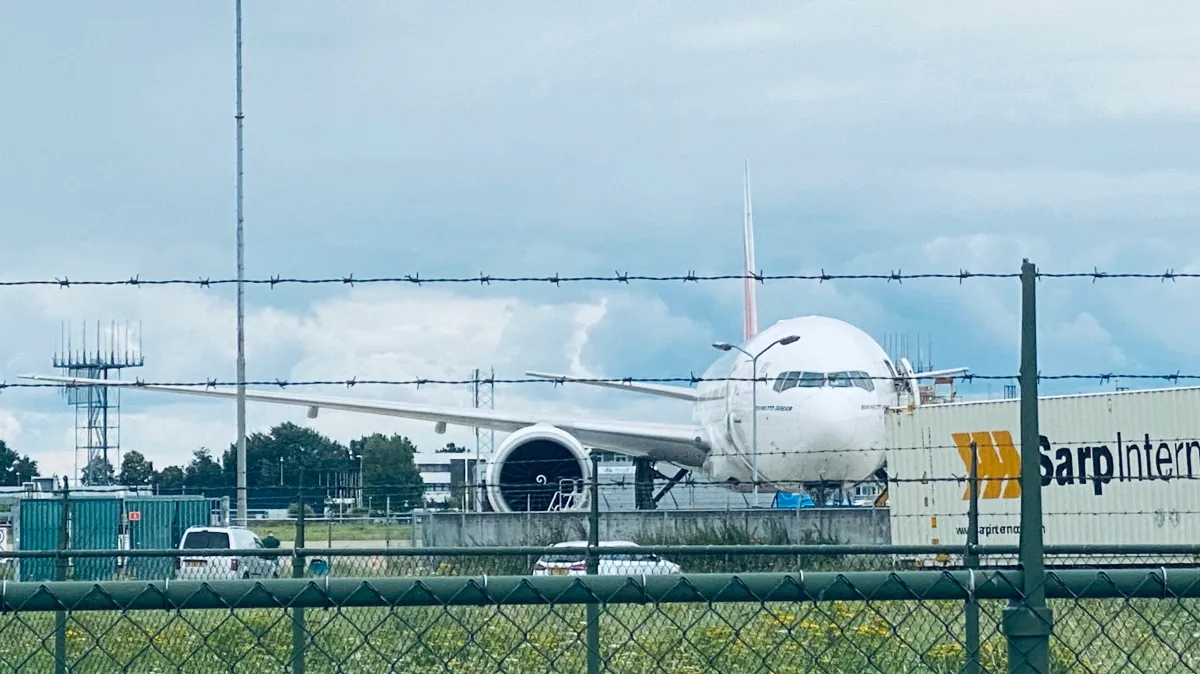 vrachtvliegtuig op platform vliegveld beek maa